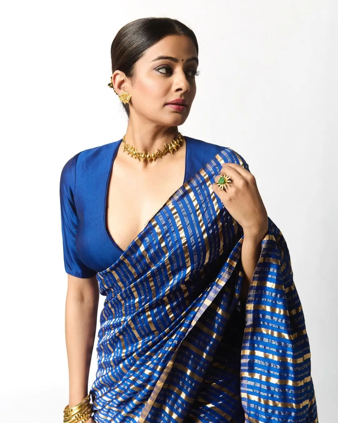 PRIYAMANI IN SOUTH INDIAN TRADITIONAL BLUE SAREE BLOUSE 2